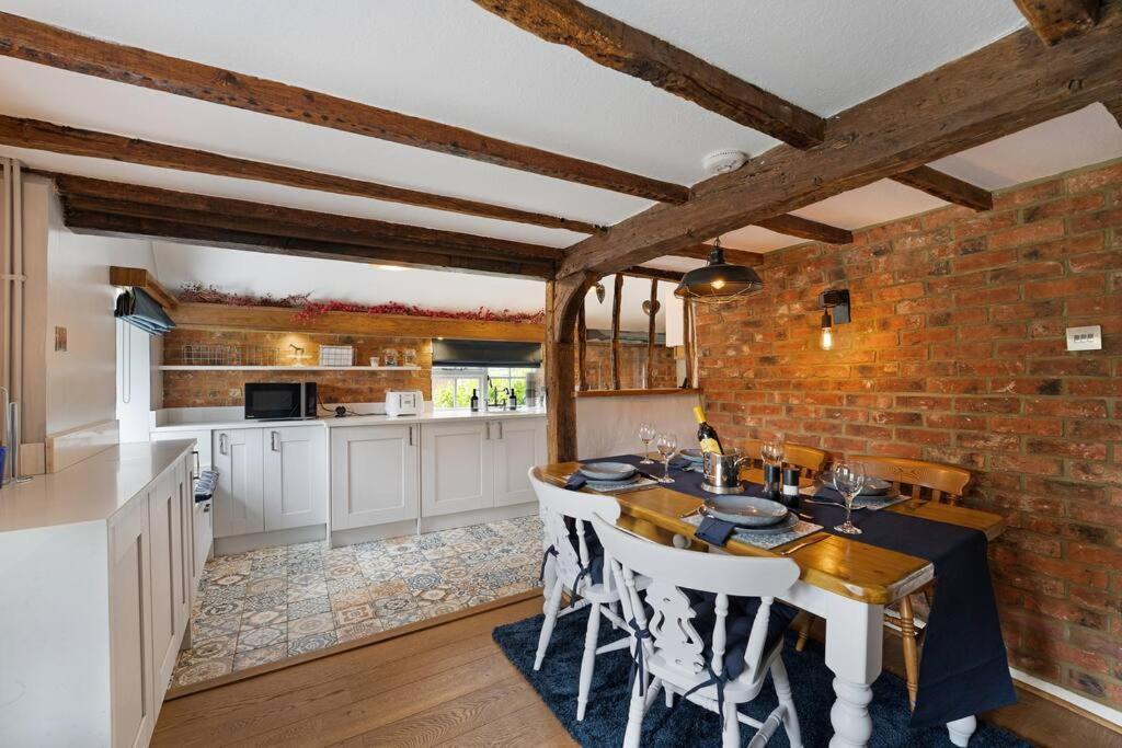 Doddington  Local Walks Pub Gardens Pet Friendly Landscaped Gardens And Free Private Parking 빌라 외부 사진